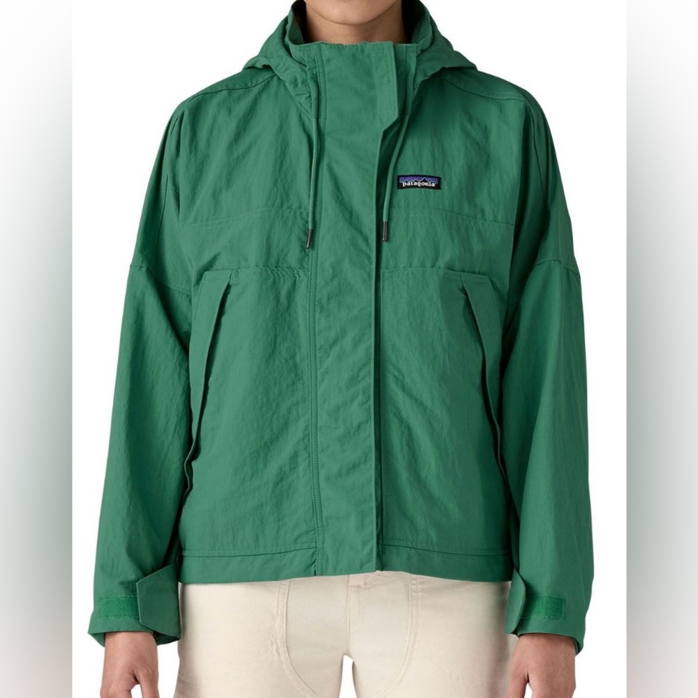 NWT. Womens Patagonia lightweight jacket.  Great gift!🎁Adjustable at the waist!